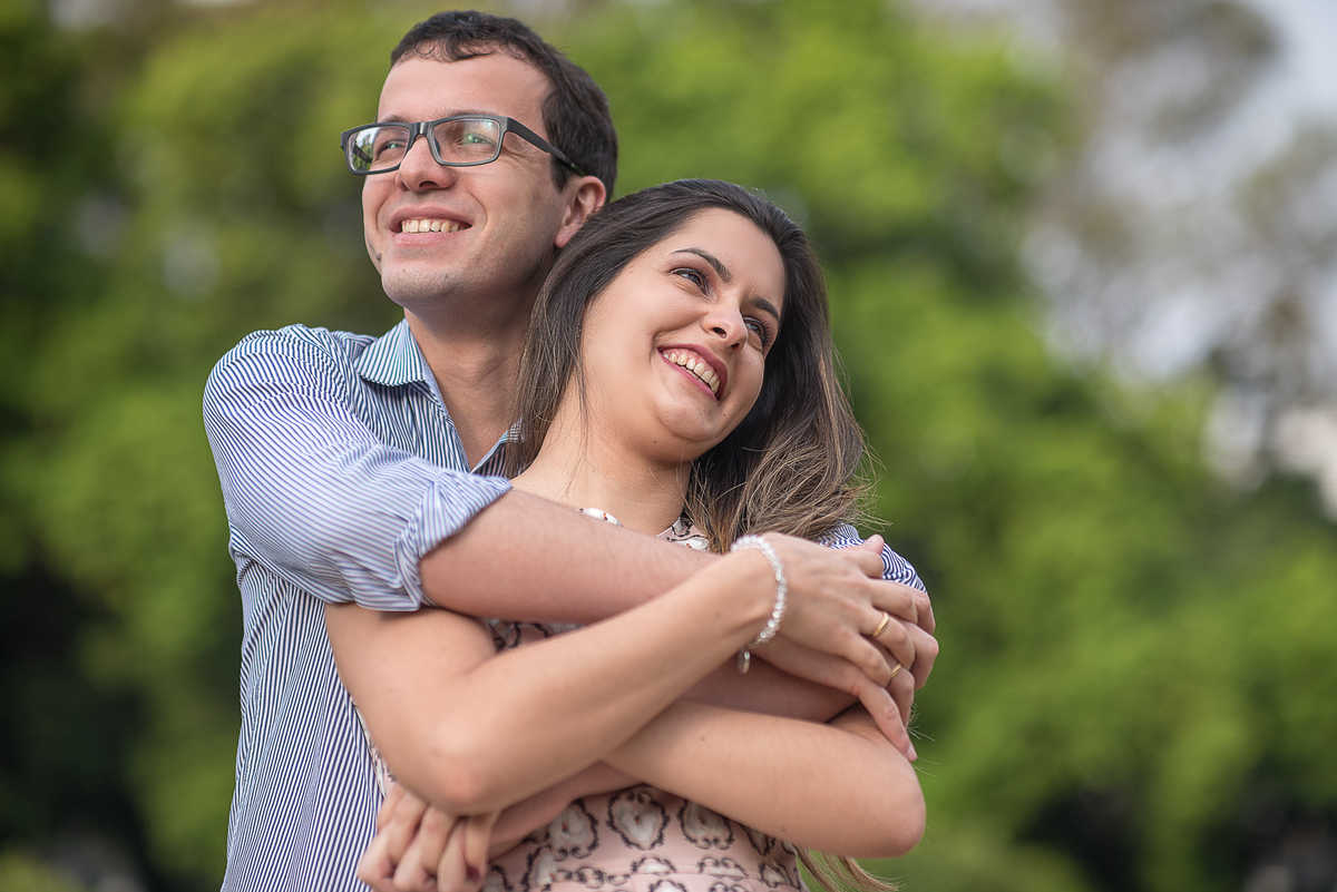 Casal abraçado é registrado no museu do ipiranga pelo ensaio que o fotógrafo Alberto Martinez fez com sua criatividade antes do casamento deste casal.