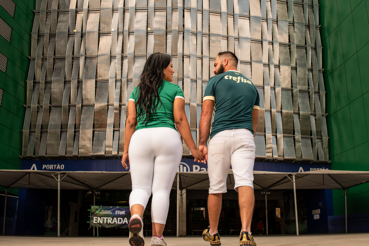 Casal determinado a fazer o ensaio de casal no Allianz Parque entra no estádio para que o fotógrafo faça o melhor ensaio possível.