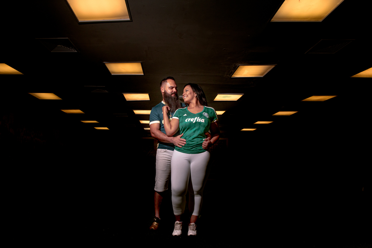 Vestiário do Allianz Parque faz efeito mediante as luzes que tinha dentro, o casal faz poses para seu ensaio de pré casamento.