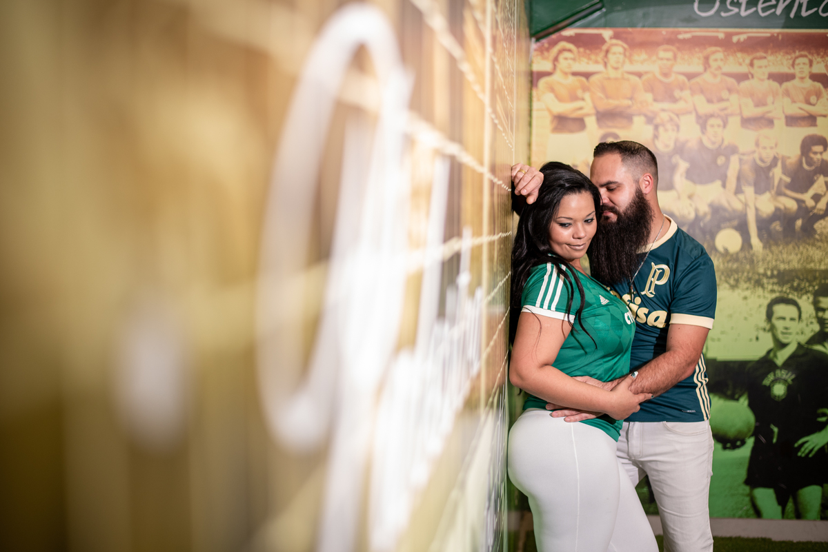 Na parece do interior do Estádio Allianz Parque foi feito essa foto do ensaio de pré casamento deste casal.