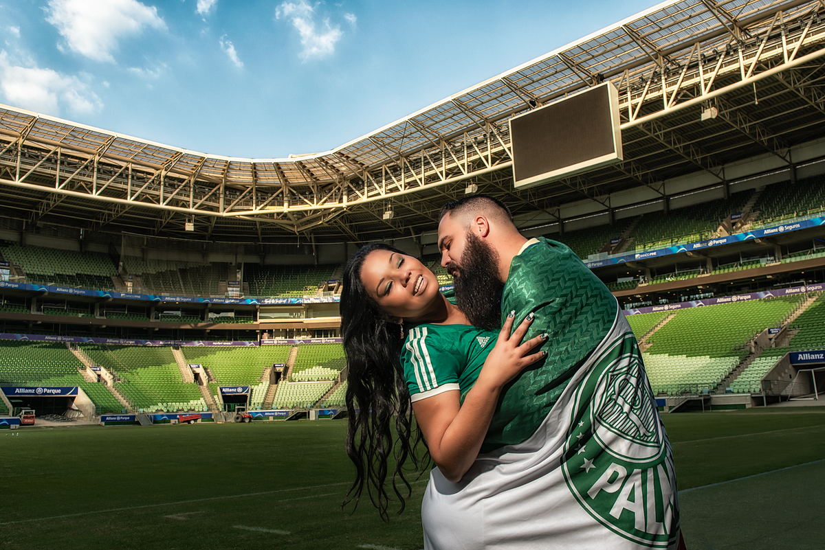 Linda imagem no Estádio Allianz Parque com o casal fazendo seu ensaio de pré wedding ou pré casamento.