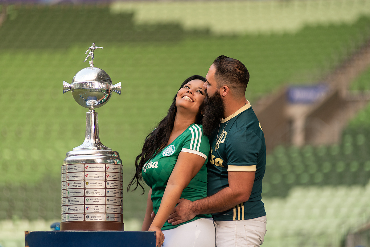 Pré wedding com casal perto da taça de seu time do coração no Estádio Allianz Parque.