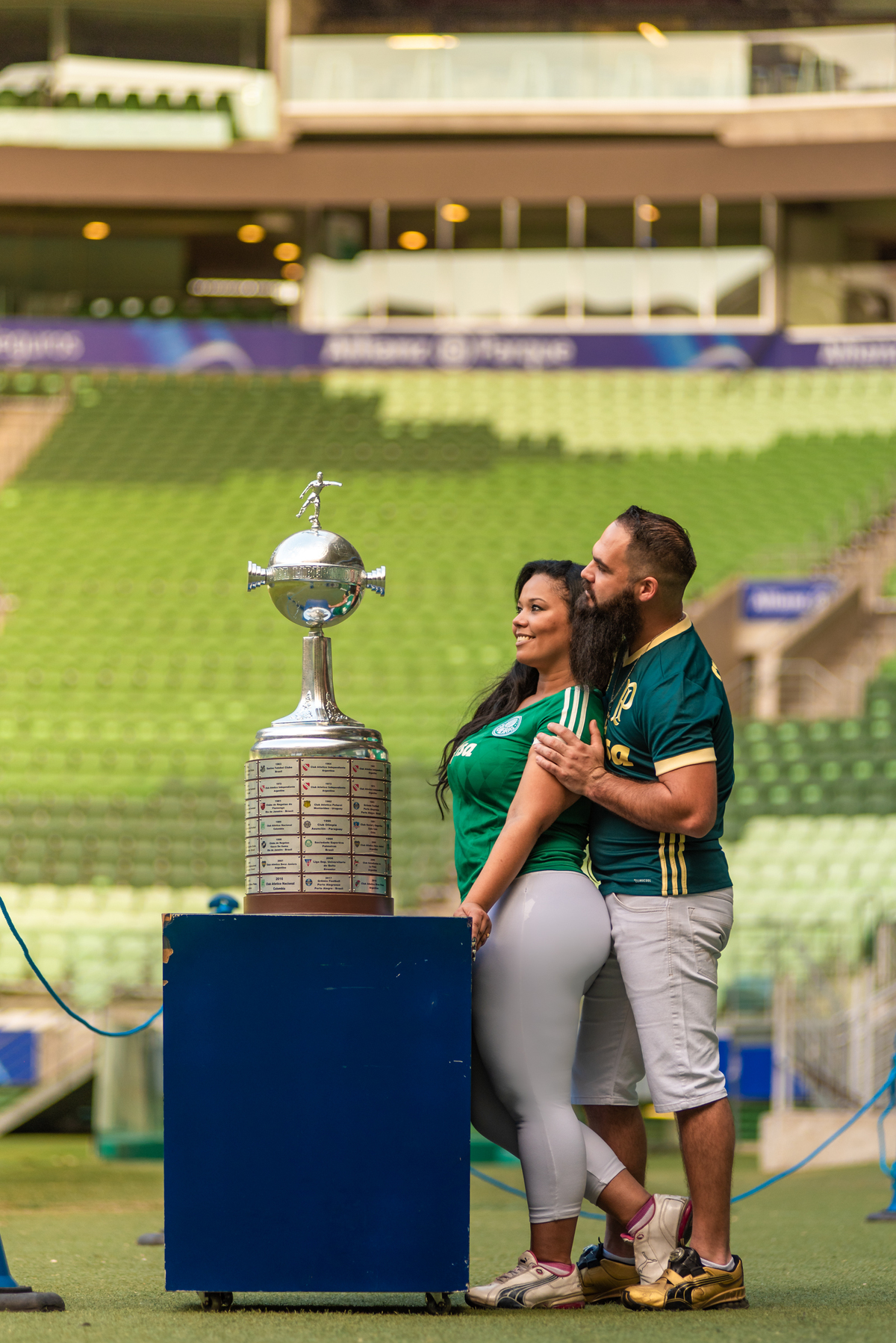 Pré wedding com casal perto da taça de seu time do coração no Estádio Allianz Parque.