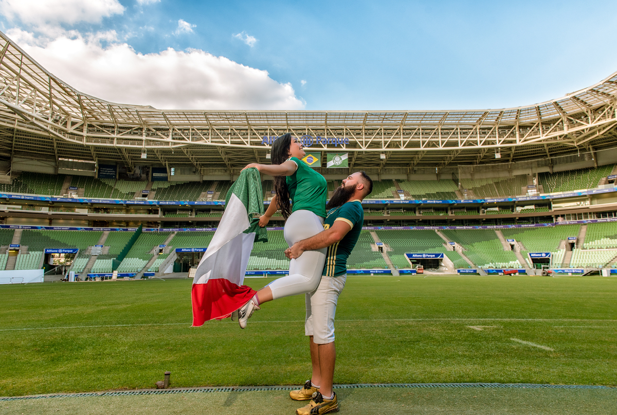 Bandeira na mão no Estádio do Allianz Parque em ensaio de pré casamento ou sessão pré wedding do casal que é apaixonado pelo palmeiras.
