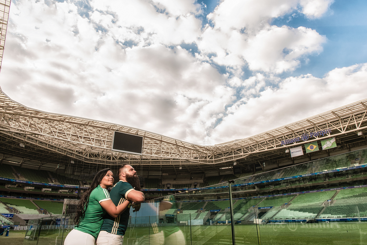 Fotografia retrata o amor de um casal pelo seu time e realça a história de seu namoro no estádio Allianz parque em ensaio pré wedding.