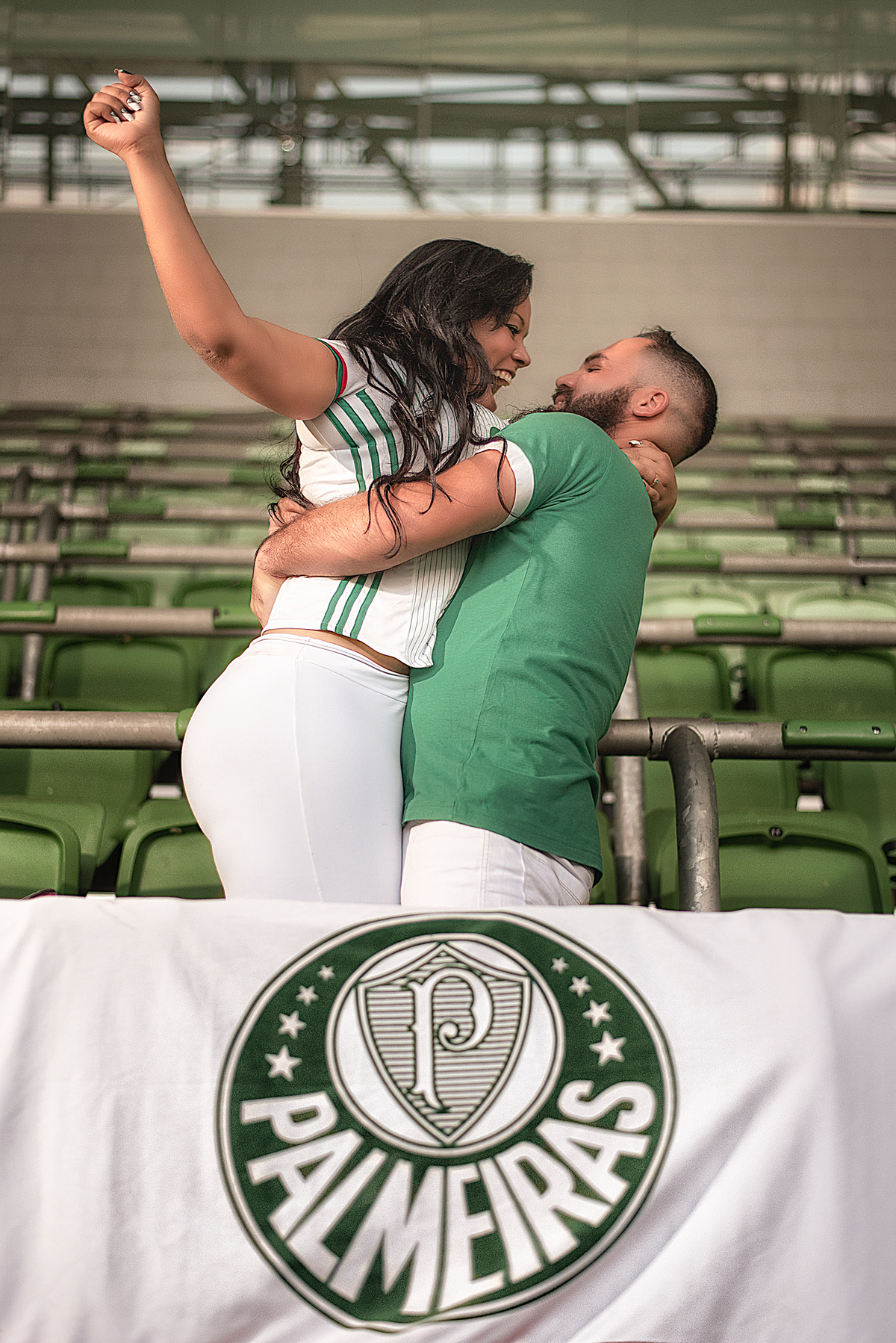 Torcer no estádio Allianz Parque é coisa de casal apaixonado e fotografia de pré wedding retrata essa paixão.