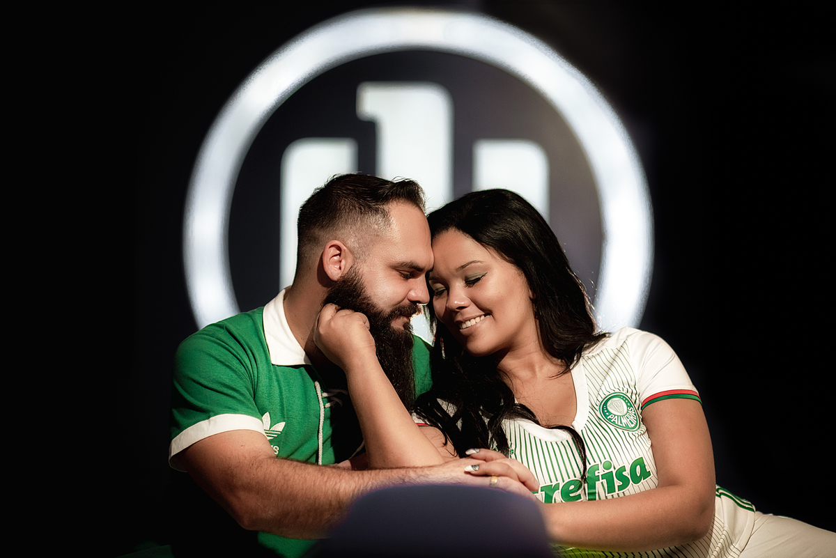 Casal e o símbolo do Allianz Parque onde tudo começou e agora virou um lindo ensaio de pré casamento.