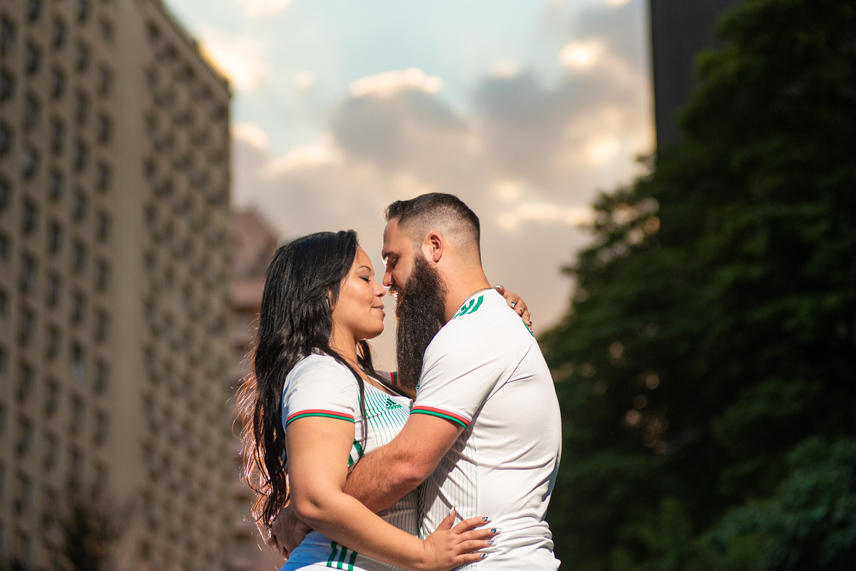 Já do lado de fora do Estádio Allianz Parque o fotógrafo fez essa linda foto para o ensaio de pré wedding do casal.