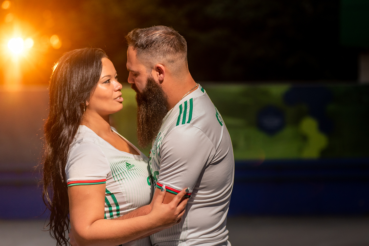 Ao por do sol do lado de fora do Allianz Parque acontece fotos lindas de casal.