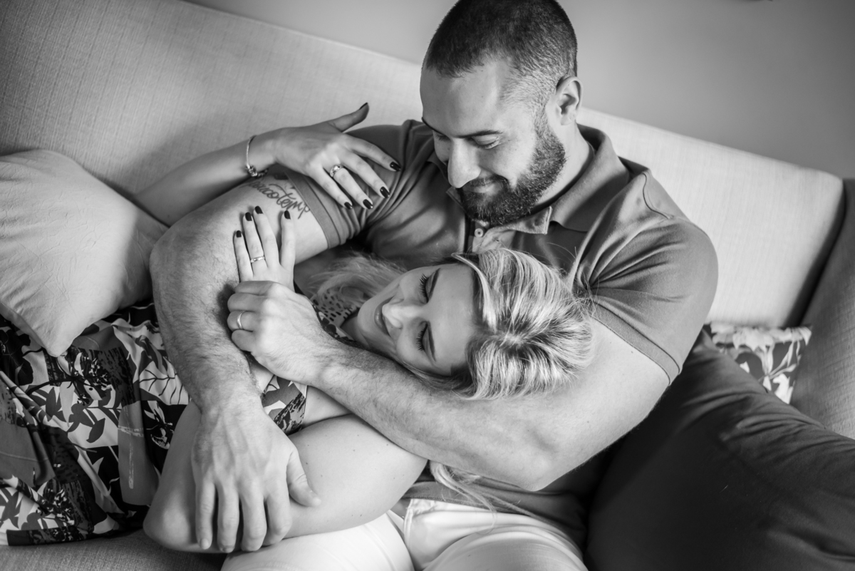 Um abraço de um casal apaixonado em sessão fotográfica pré wedding na Granja Viana - SP.