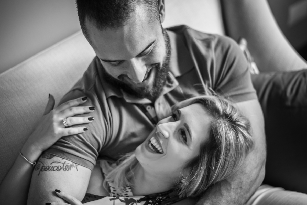 Alegria e sorrisos no ensaio pré casamento deste casal bem humorado.