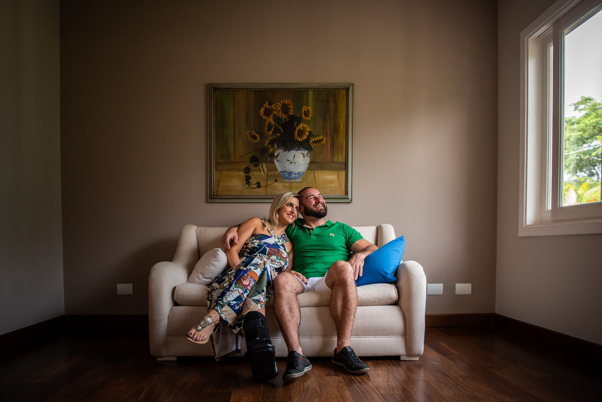 Luz perfeita entrando pela janela na sala onde fizemos lindas fotografias do casal em ensaio pré wedding.