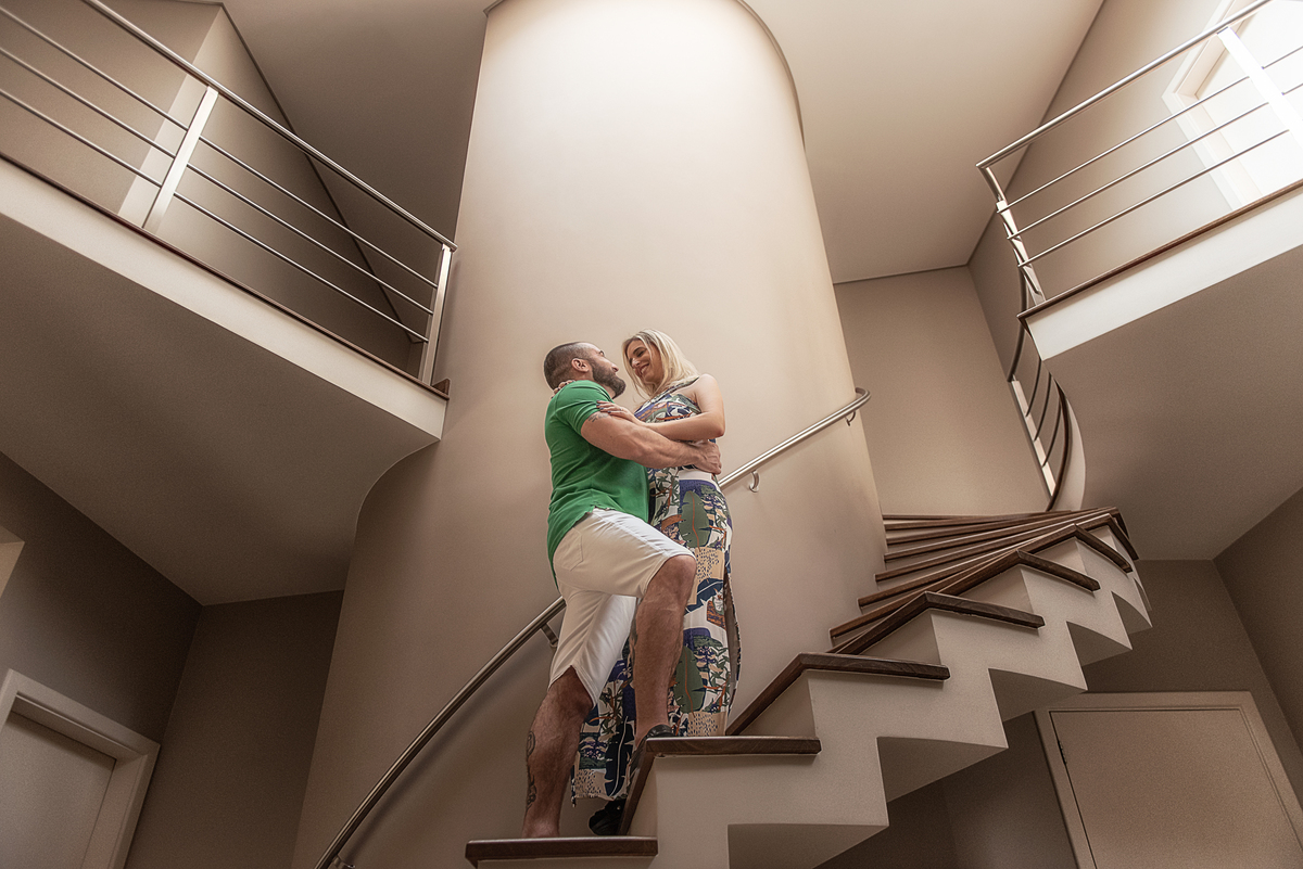 Casal é fotografado na escada da residência dos pais faz uma bela foto no ensaio de pré wedding.