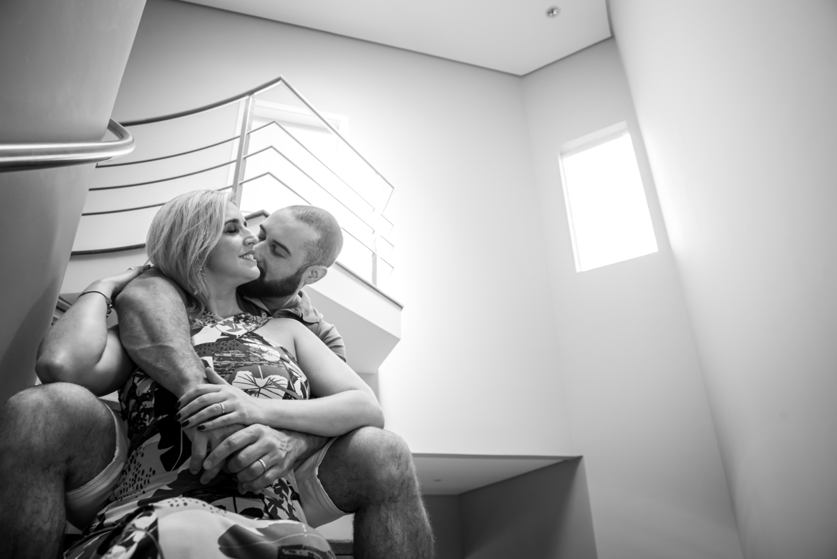 Fotografia que retratam o amor de um casal no ensaio pré casamento.