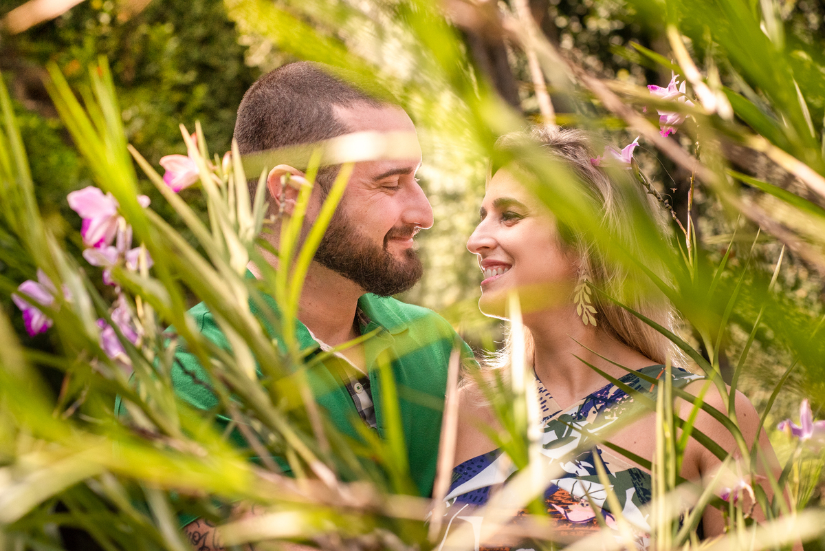 No jardim fazemos fotos do casal e assim mostramos a beleza de um ensaio pré wedding.