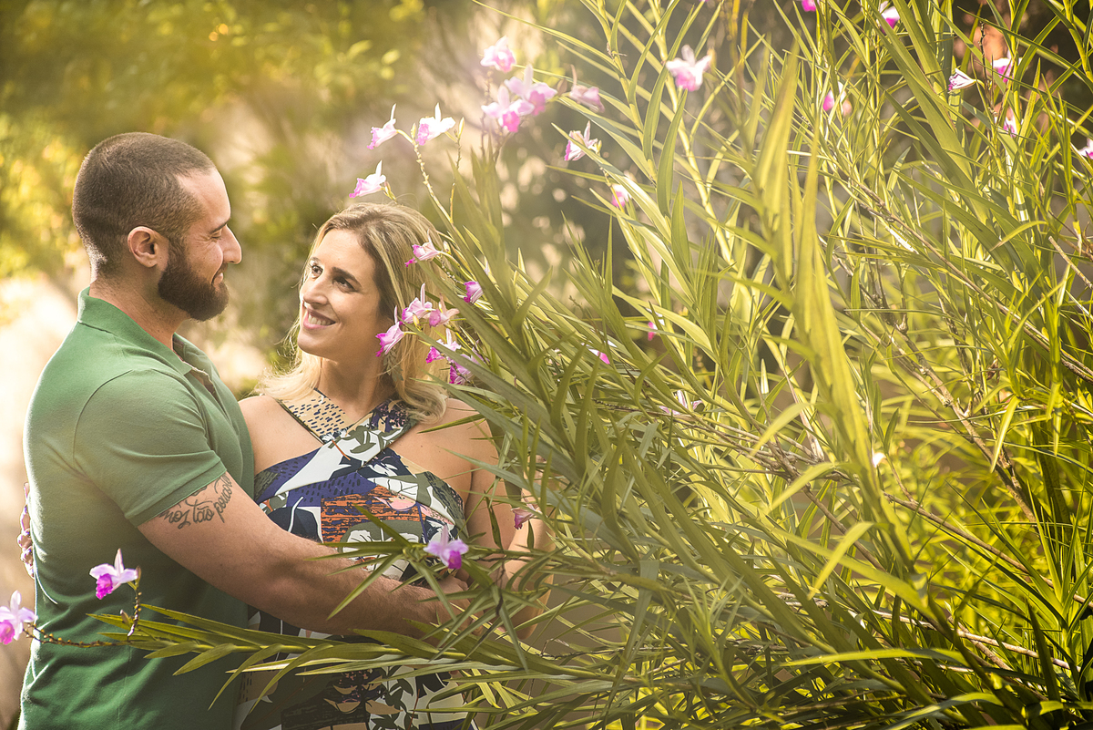 Jardim da residência e casal é algo maravilhoso para fazer belas imagens.