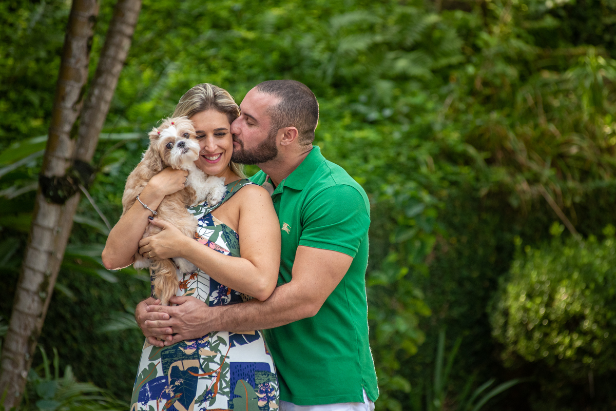 Casal adora cachorros e faz fotos lindas com eles no jardim da casa em ensaio pré casamento.