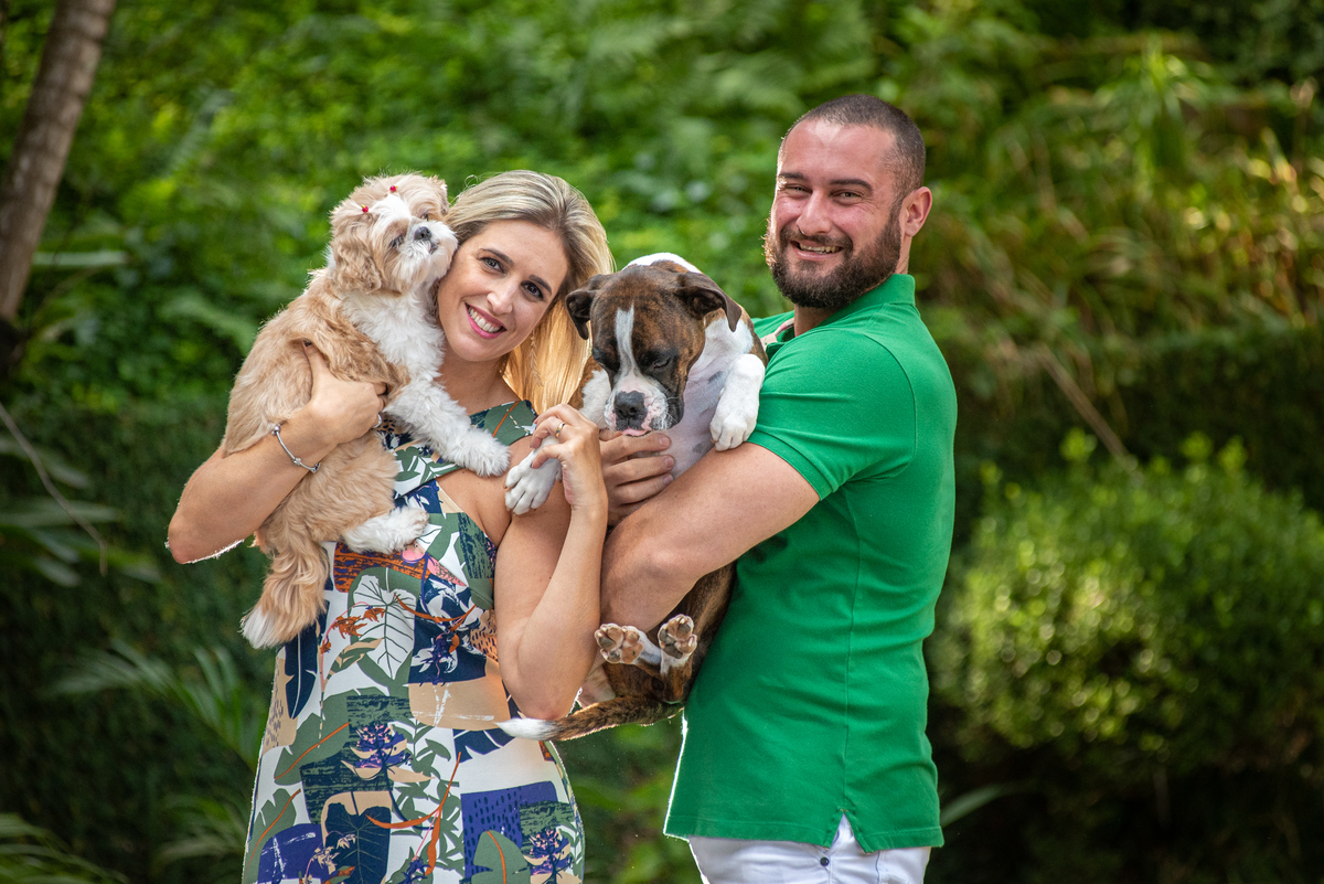 Casal e seus cachorros em fotos no ensaio pré casamento.