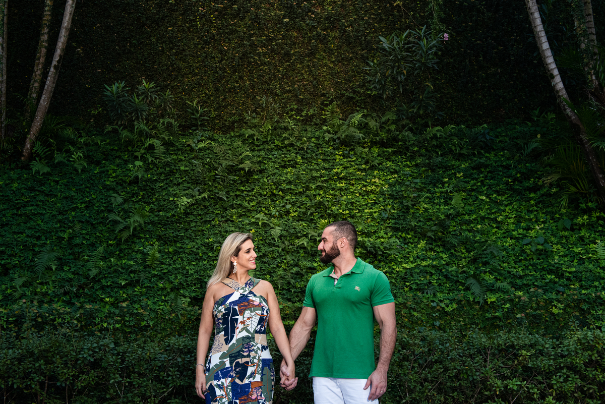 Casal olha olhos nos olhos em fotografia feita pelo fotógrafo Alberto Martinez em ensaio pré casamento.