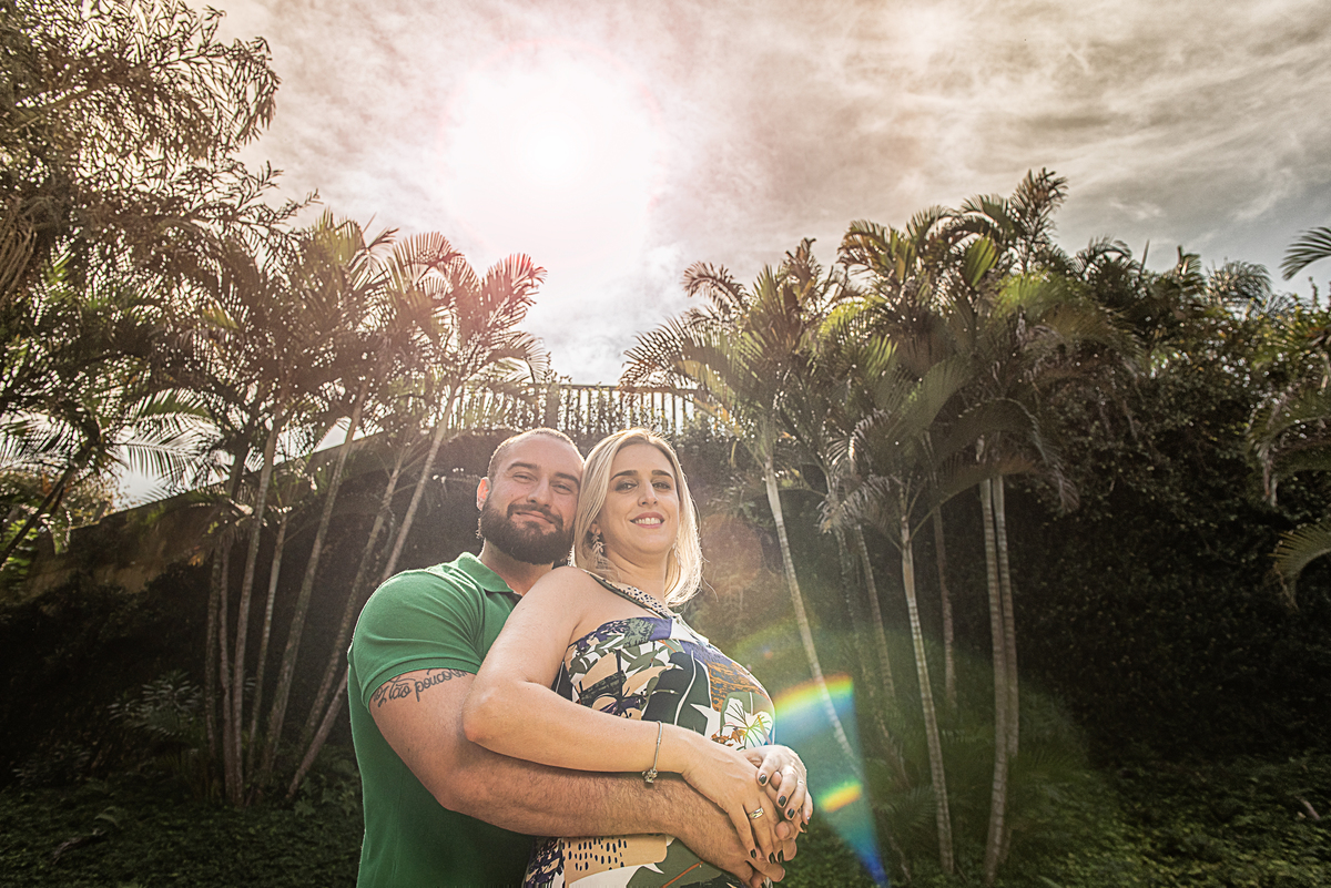 Linda fotografia do casal em sessão fotográfica de pré casamento no jardim de sua casa na Granja Viana.