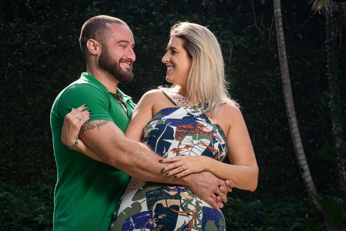 A beleza de um olhar de um casal em fotografia de casamento.