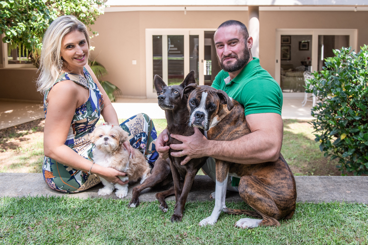 Casal e seus cães em fotografia de pré wedding.