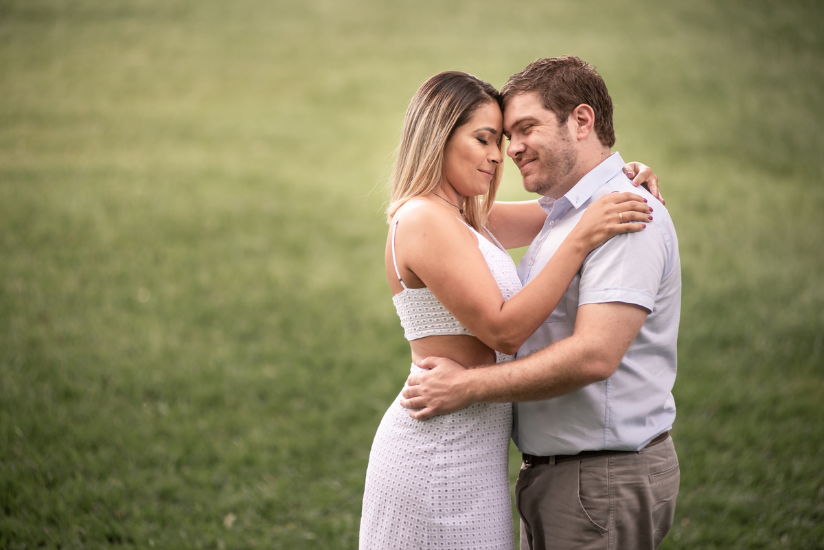 Fotografia do casal em ensaio pré wedding feito pelo fotógrafo Alberto Martinez no parque do Cemucam.