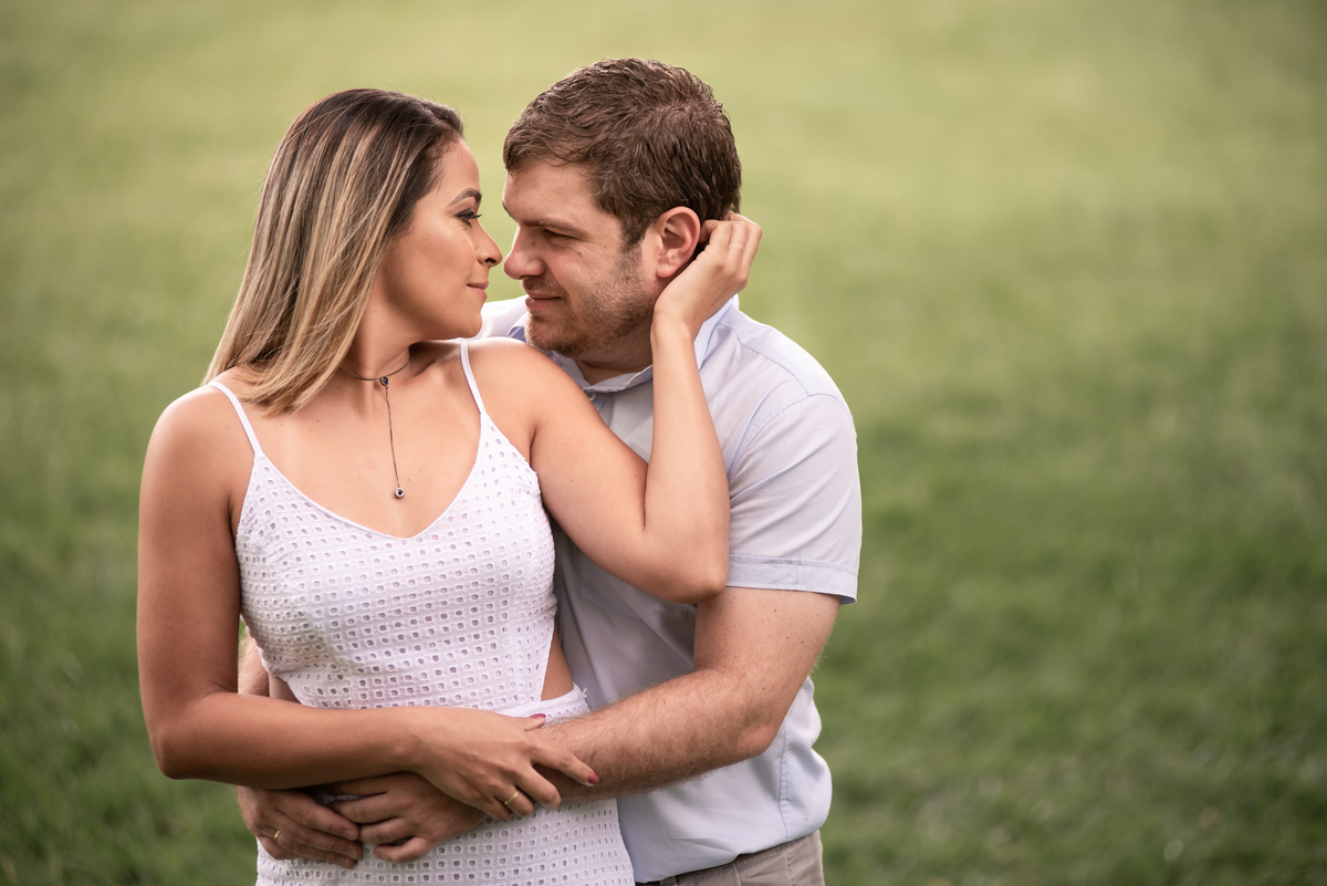 O gramado fica como pano de fundo para fotografia de pré wedding no parque Cemucam feito pelo fotógrafo de casamentos Alberto Martinez.
