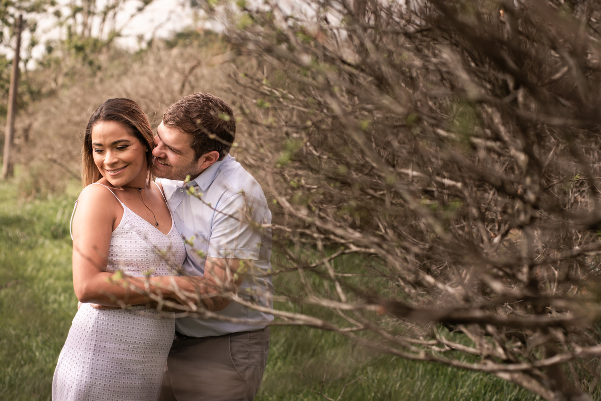 Casal é fotografado em ensaio pré wedding namorando em poses lindas e locais bonitos no parque do Cemucam em São Paulo.