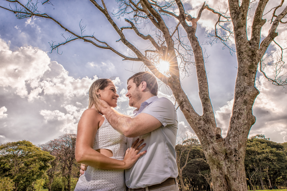 O casal namora e o fotógrafo registra esses momentos únicos que irão ficar para sempre em ensaio pré casamento.