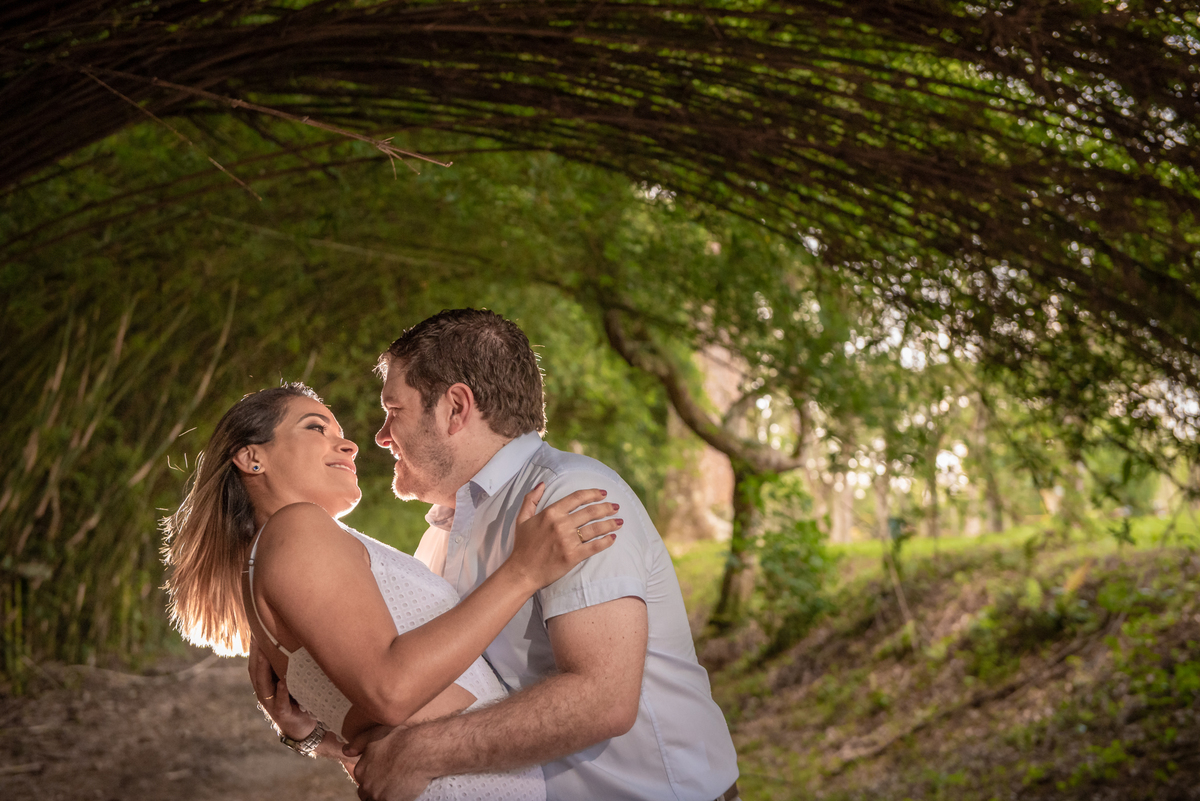 Casal apaixonado faz ensaio lindo no parque do Cemucam e o fotógrafo Alberto Martinez aproveita para clicar em lugares lindos do parque.