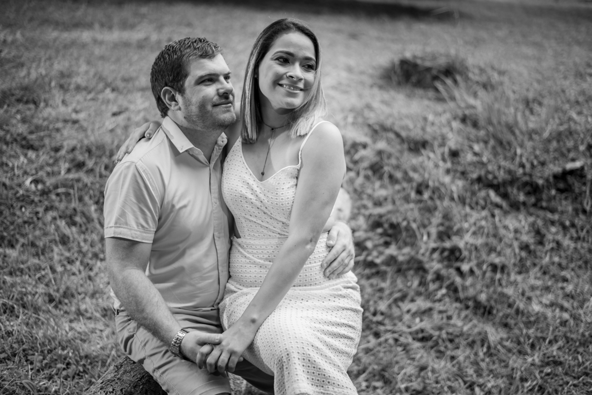 Noiva sentada no colo de seu noivo faz fotos incríveis de ensaio pré casamento.