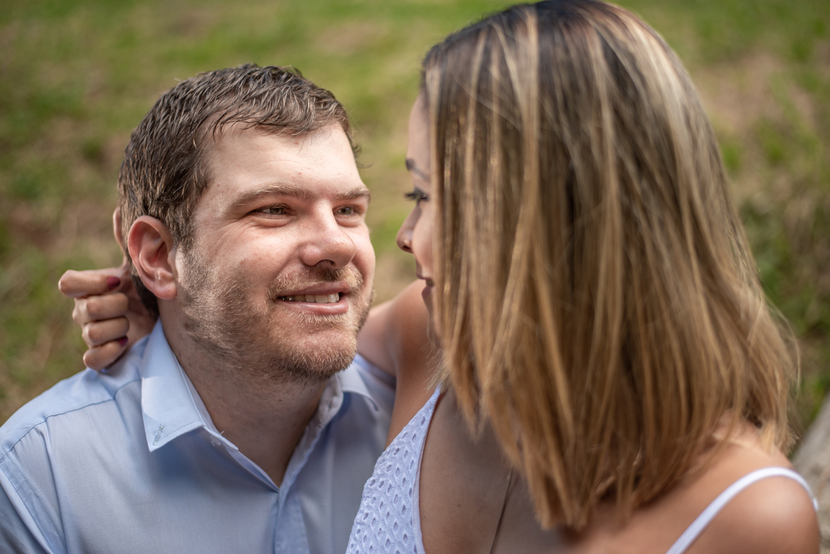 Olhos nos olhos de quem se ama faz uma fotografia que mostra afeto e carinho em ensaio pré wedding.
