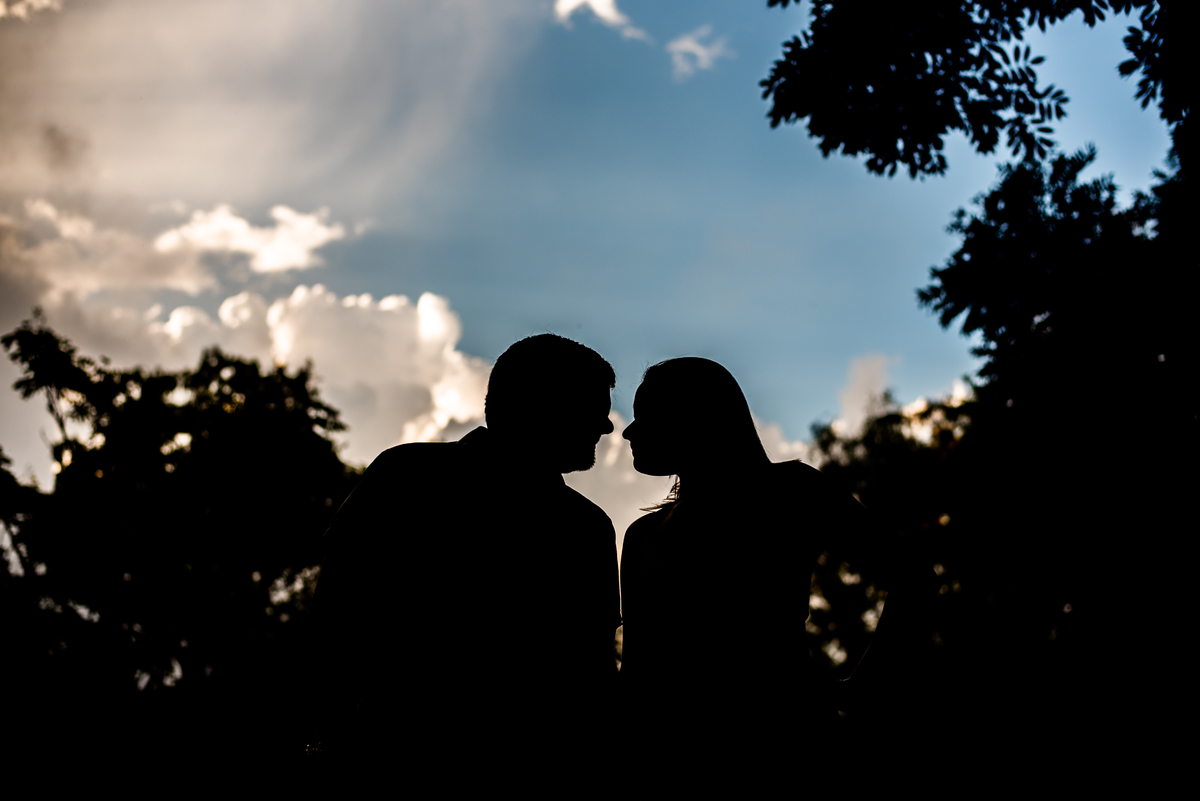 Silhueta do casal no céu do parque cemucam em sessão fotográfica realizada pelo fotógrafo Alberto Martinez em parque Cemucam