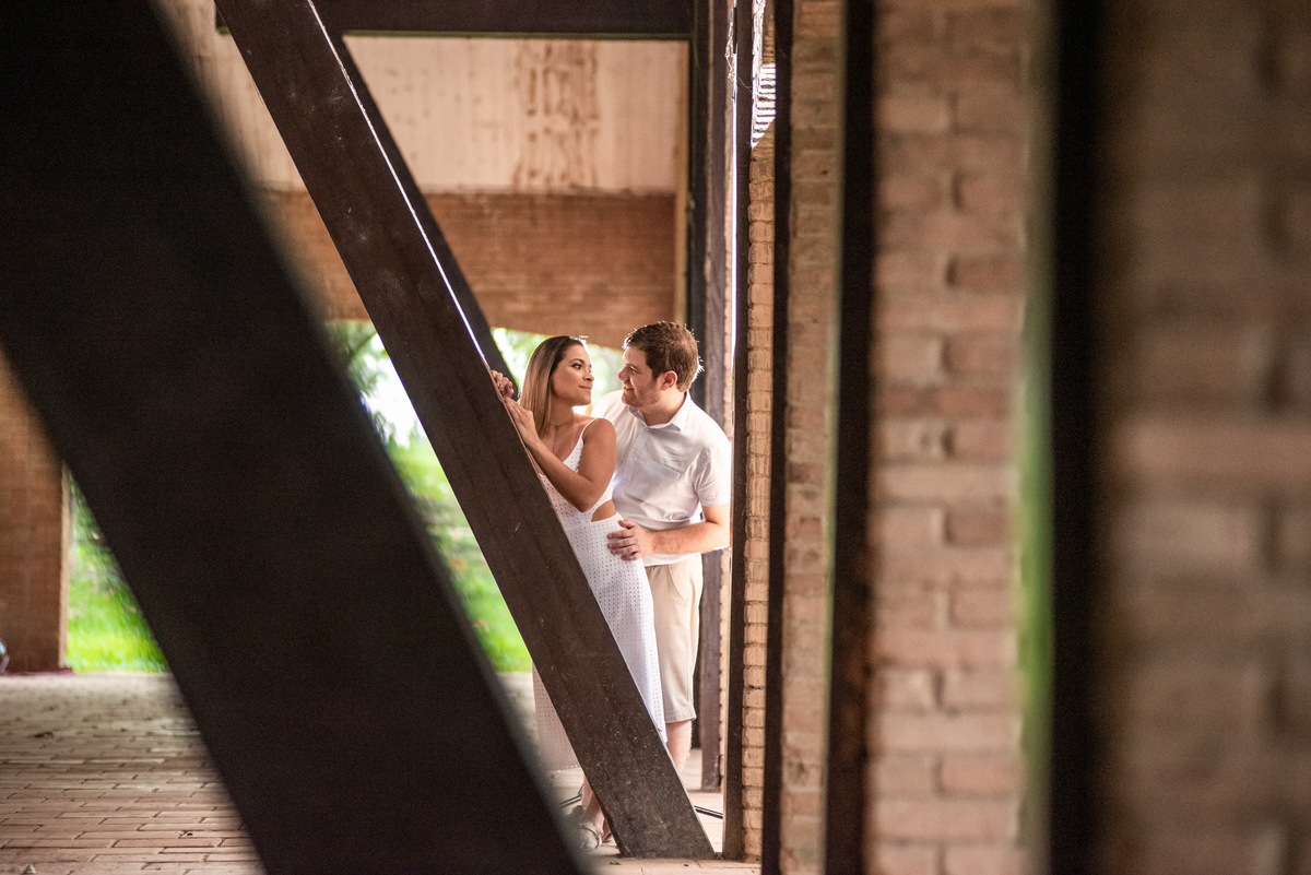 Na área coberta do parque cemucam o fotógrafo Alberto Martinez faz linda foto do casal em ensaio pré casamento.