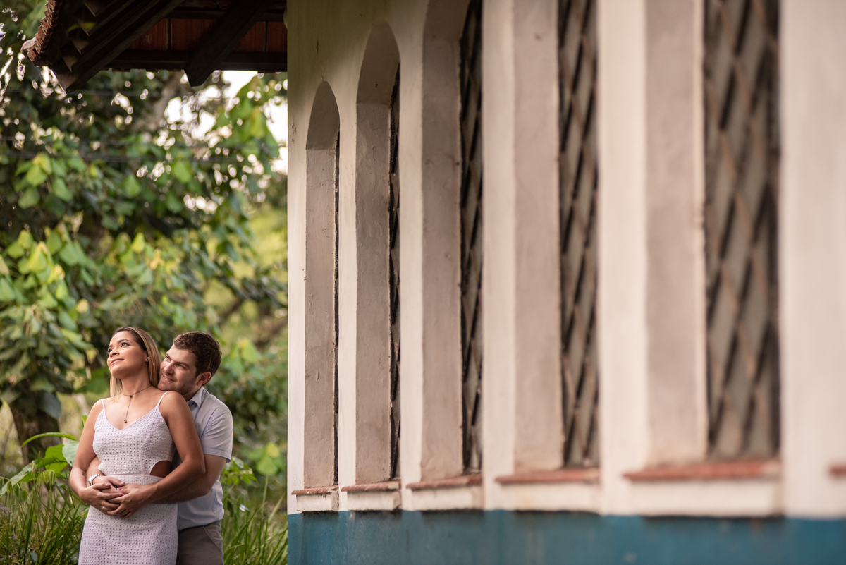 Usando a melhor luz para fazer fotografia de pré casamento em parque Cemucam o fotógrafo Alberto procura explorar o melhor do casal para belas fotografias.