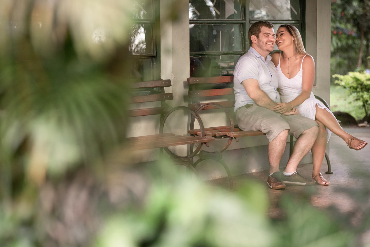 Fotos espontâneas deixam o ensaio pré casamento muito mais interessante e bonito no parque do Cemucam e Cotia.