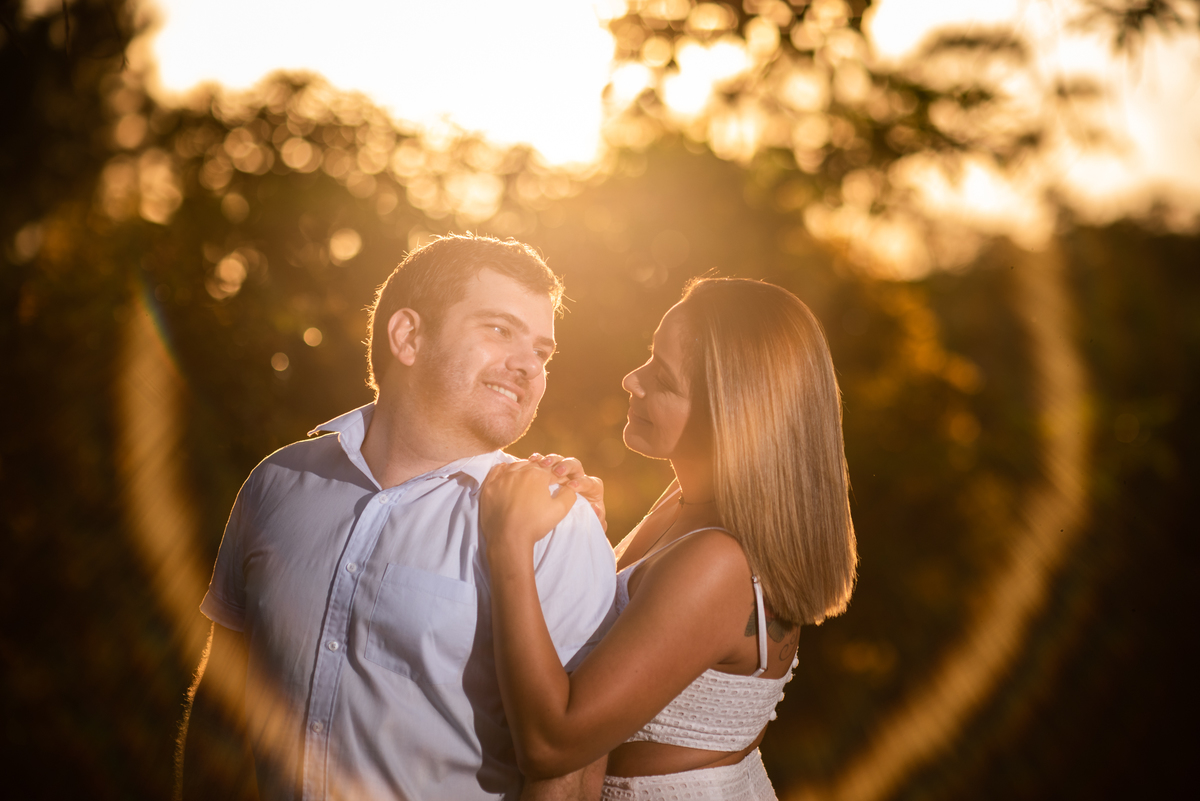 Ao entardecer o fotógrafo Alberto Martinez aproveita para fazer uma foto do ensaio pré wedding do casal usando flare para destacar mais ainda essa fotografia.