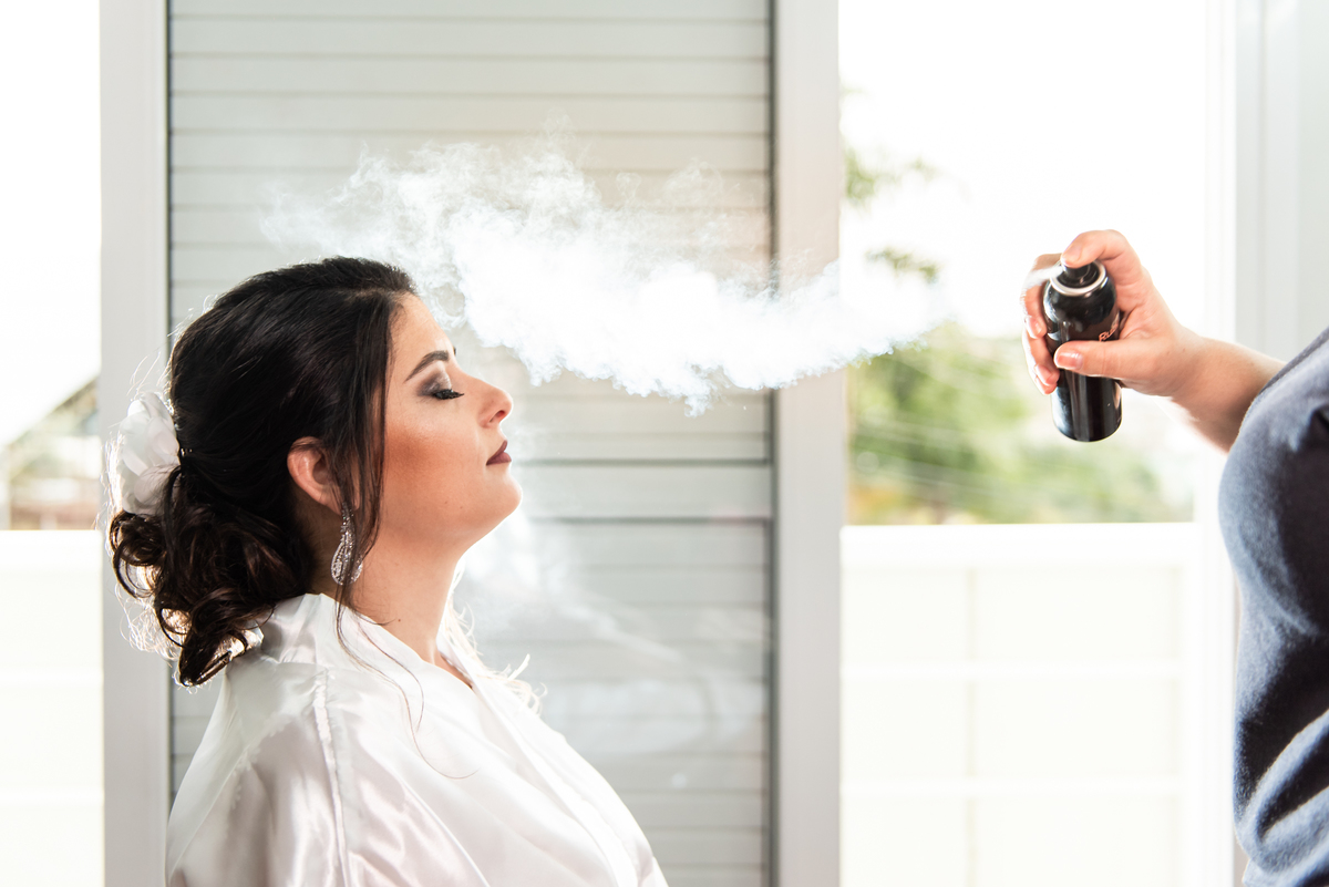 Spray de fixador de maquiagem da noiva em making of feito pelo fotógaro Alberto Martinez para o casamento civil do casal.