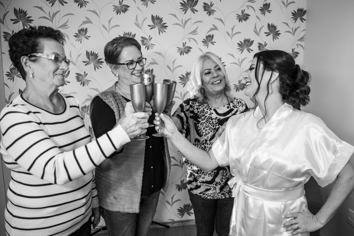 Brinde com a mães e a avó do noivo em making of da noiva feito para casamento civil.