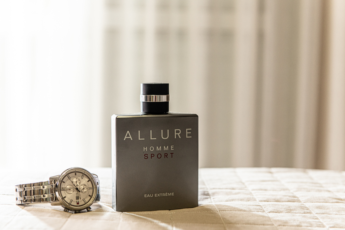 Fotografia do relógio e perfume do noivo.