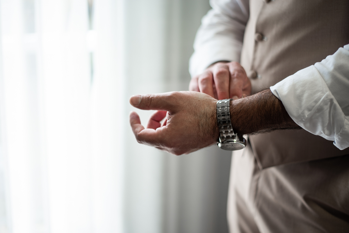 Noivo colocando o relógio.