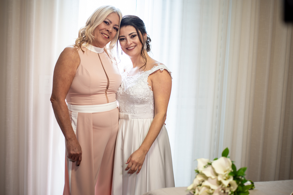 Noiva e seu mãe em fotografia antes do casamento.