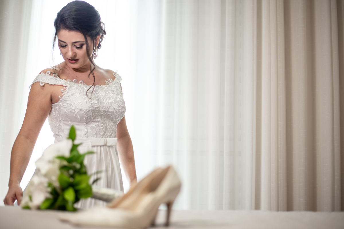 Noiva em últimos ajustes para arrumação antes do casamento.