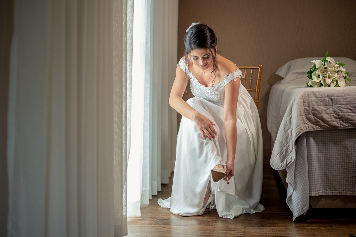 Noiva colocando o sapato.