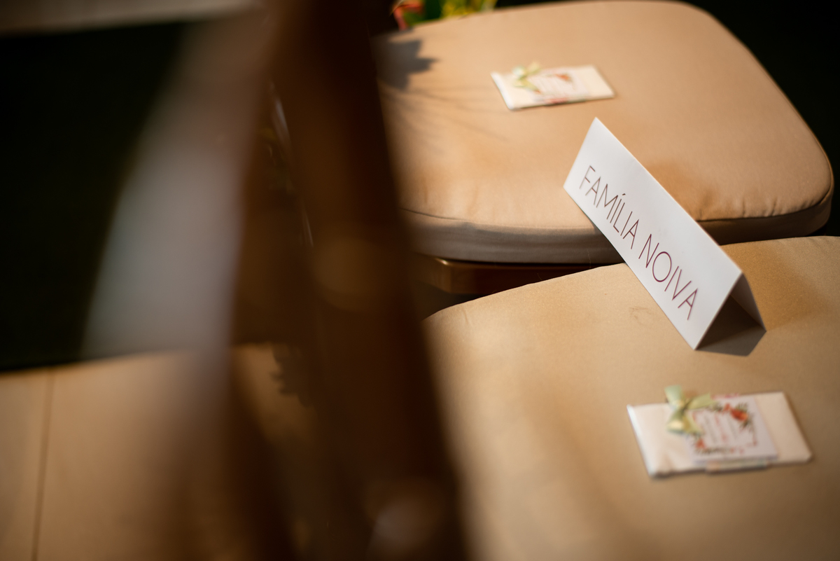 Decoração das cadeiras reservadas para família da noiva.