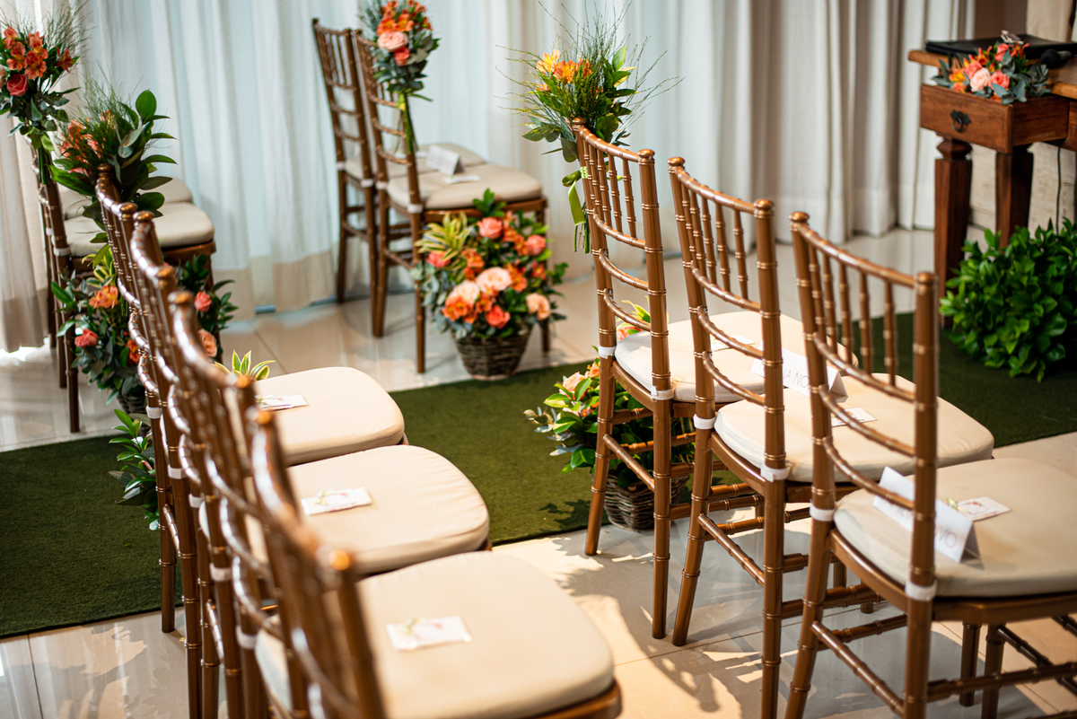 Como ficou as cadeiras depois de decorada a sala dos noivos.