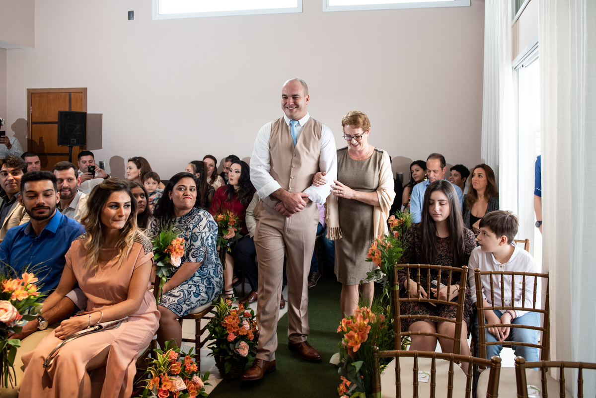 Noivo entrando com sua mãe para o casamento.