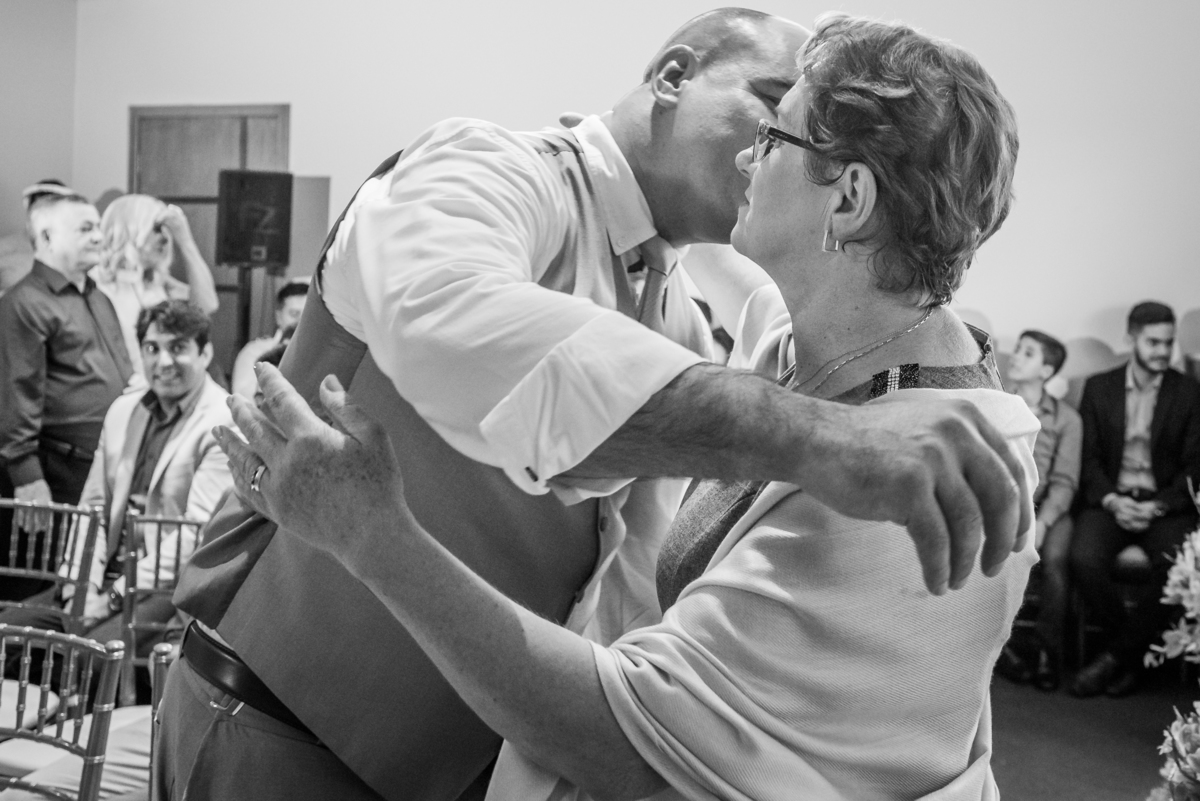 Noivo abraçando sua mãe na cerimonia.