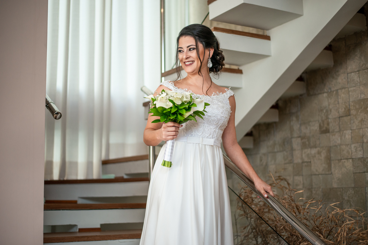 Noiva olha para o noivo apaixonada e emocionada.